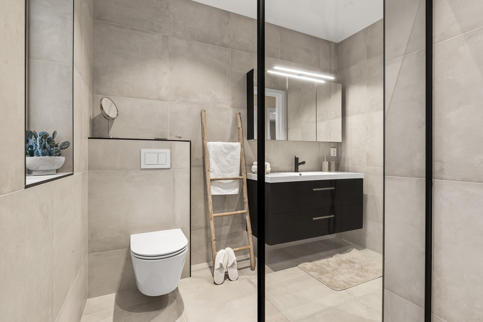 Badet har vegghengt toalett. (Bilde fra speilvendt bolig). Galleribilde