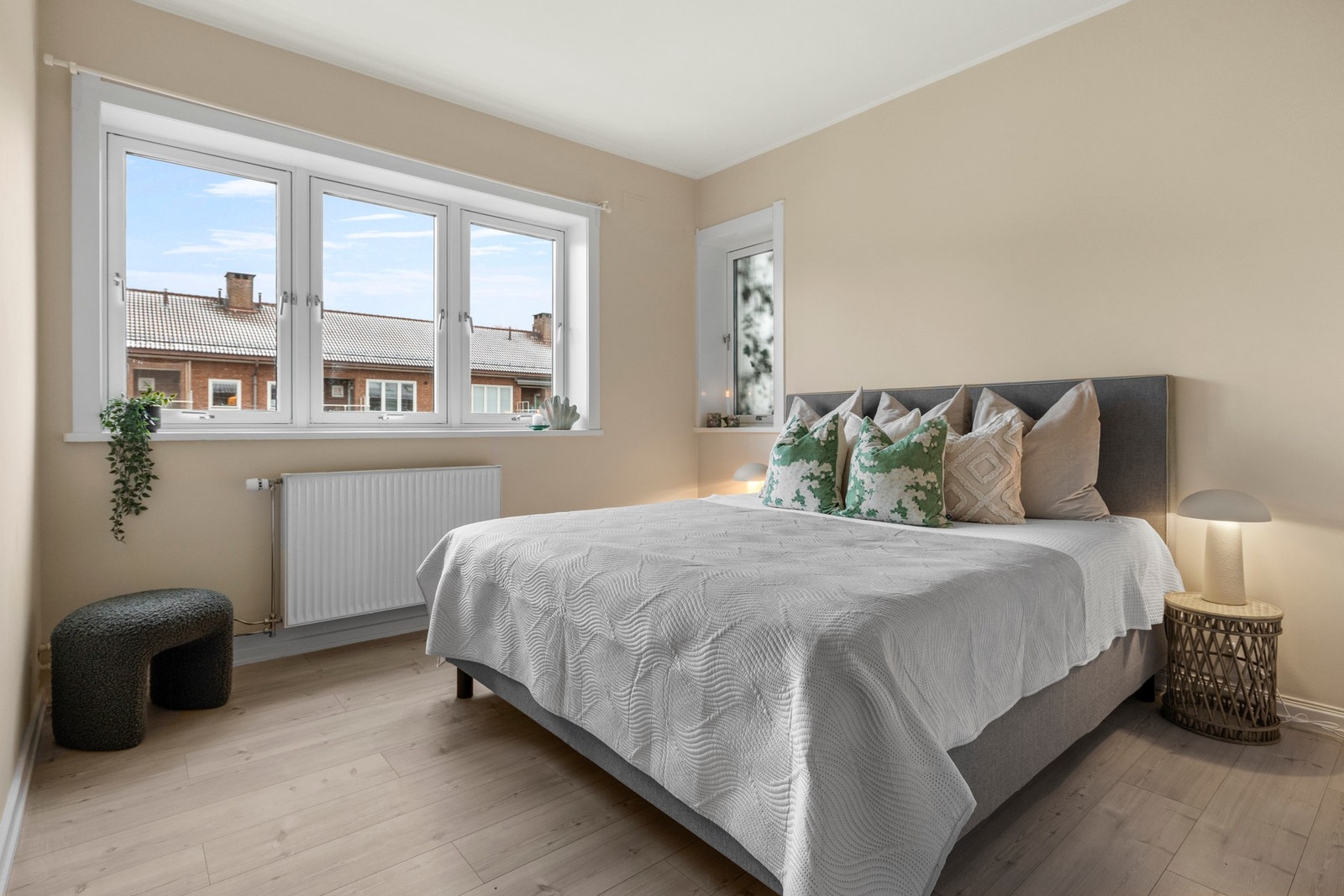 Store vinduer slipper inn rikelig med dagslys og gir soverommet en lys og behagelig atmosfære. Galleribilde