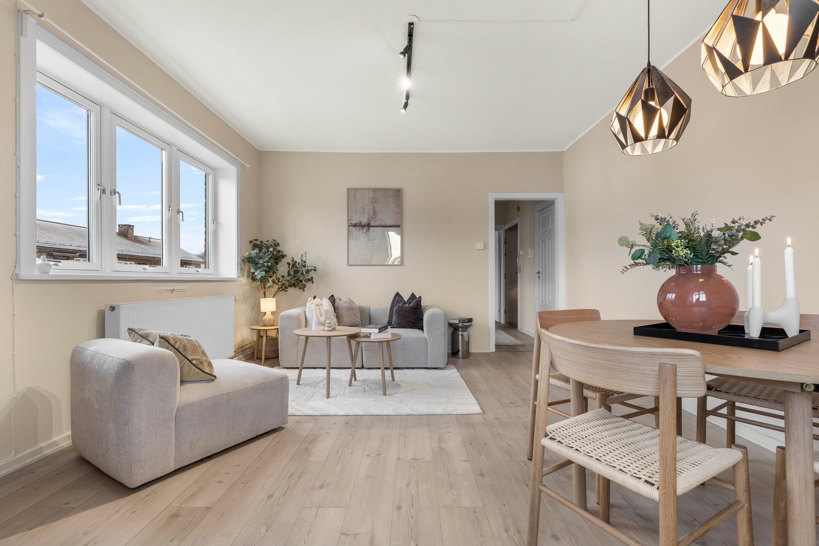 Lys og luftig stue med god plass til å innrede etter egne ønsker og behov. Galleribilde