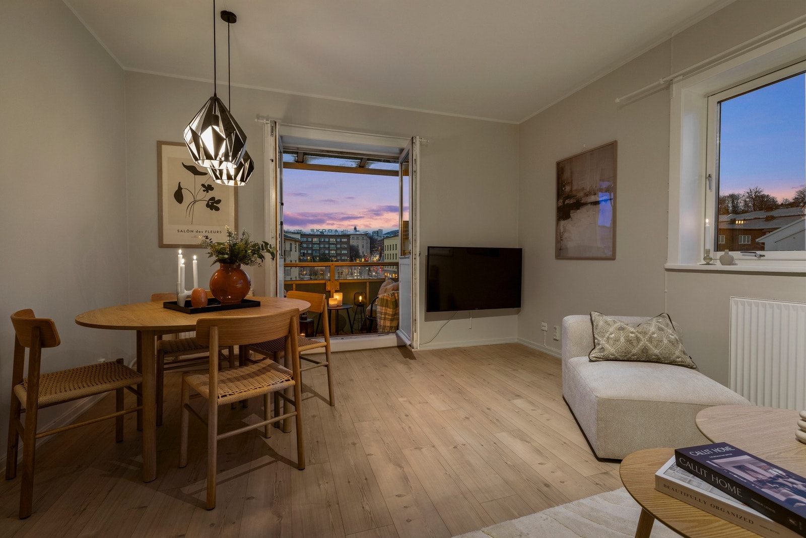 De lyse veggene og vinduskarmer ble malt i 2025 og de store vinduene slipper rikelig med dagslys inn og skaper en varm og innbydende atmosfære. Galleribilde