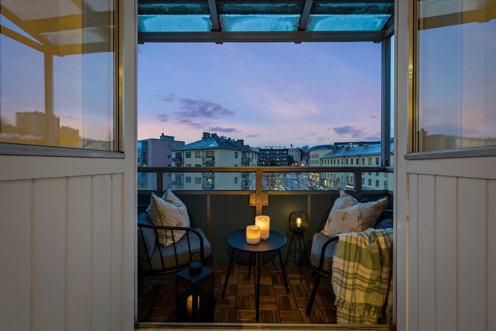 Balkongen oppleves privat i byggets øverste plan, med gode solforhold og utsikt over området. Galleribilde