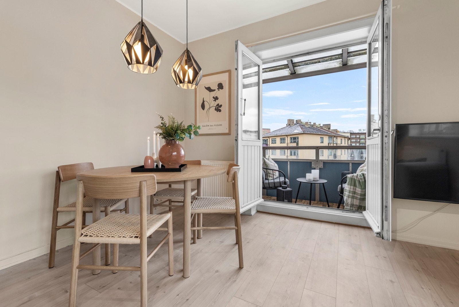 Utgang fra stue til nordvendt balkong. Galleribilde