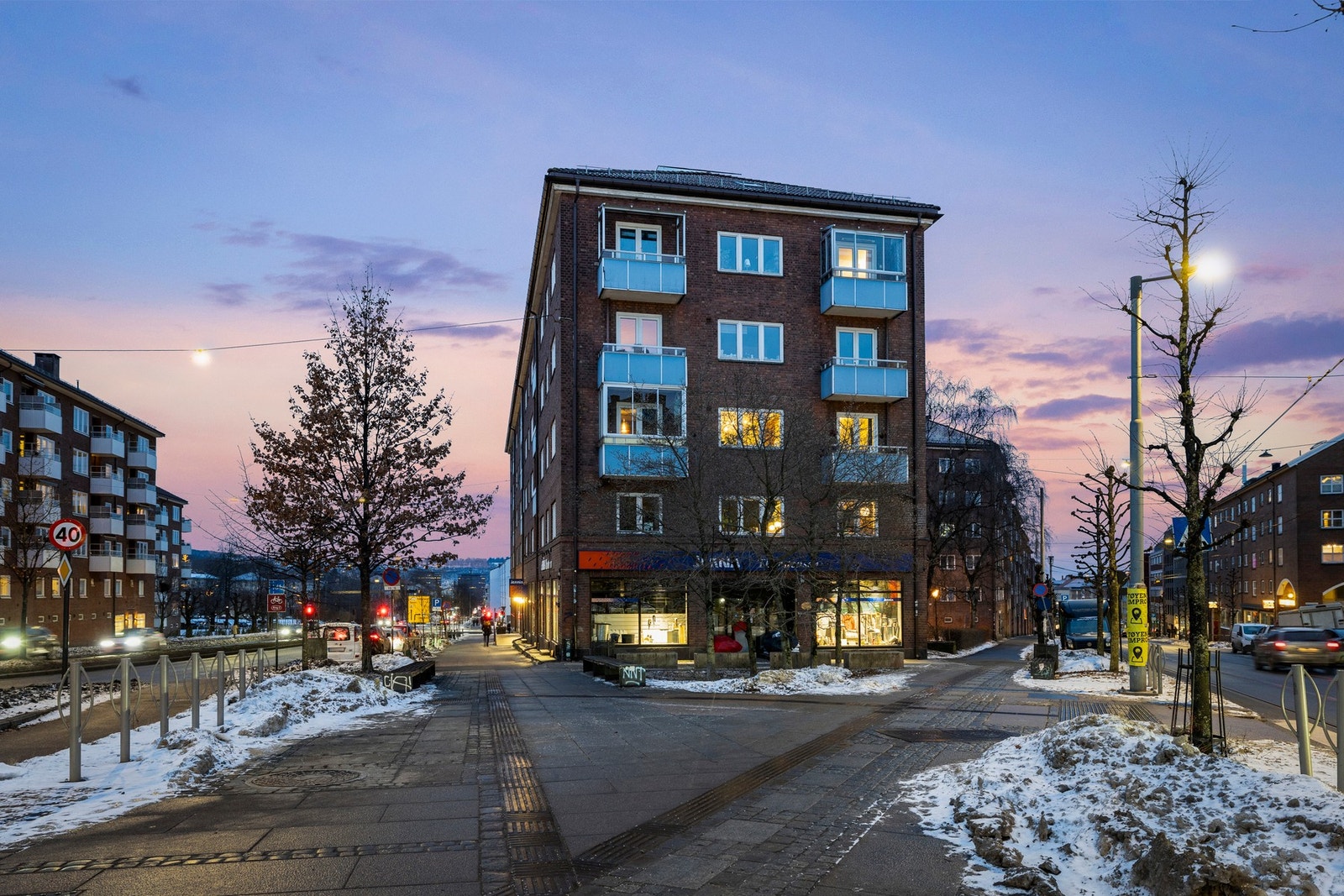 Boligblokken ligger åpent til mot gatebildet, med god avstand til nærliggende bebyggelse. Galleribilde