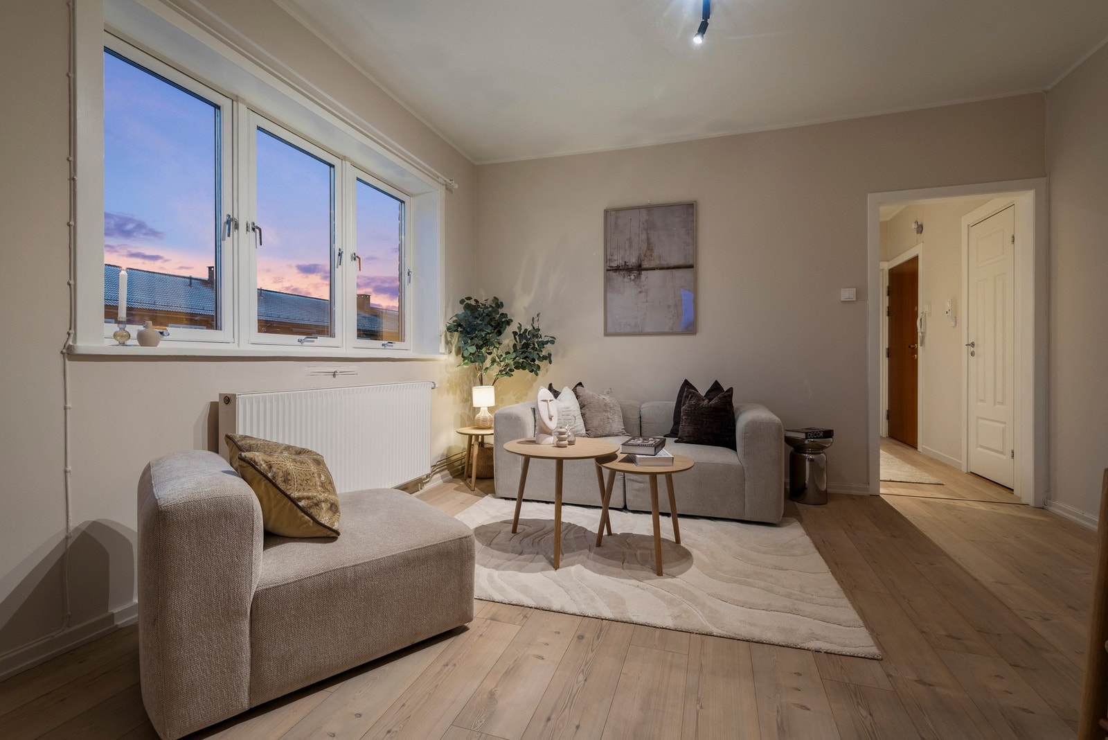 Leiligheten har en sentral beliggenhet i byggets toppetasje på Carl Berner. Galleribilde