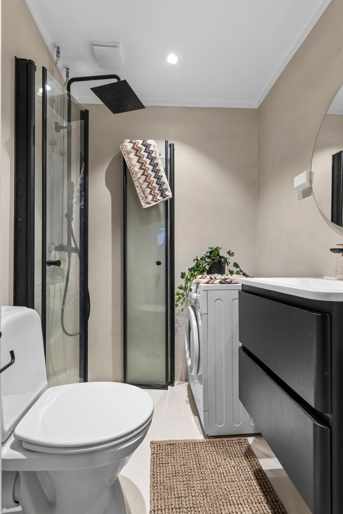 Pent og funksjonelt baderom som er oppgradert i flere omganger, senest i 2025 med mikrosement på gulv og vegger samt malt tak. Galleribilde