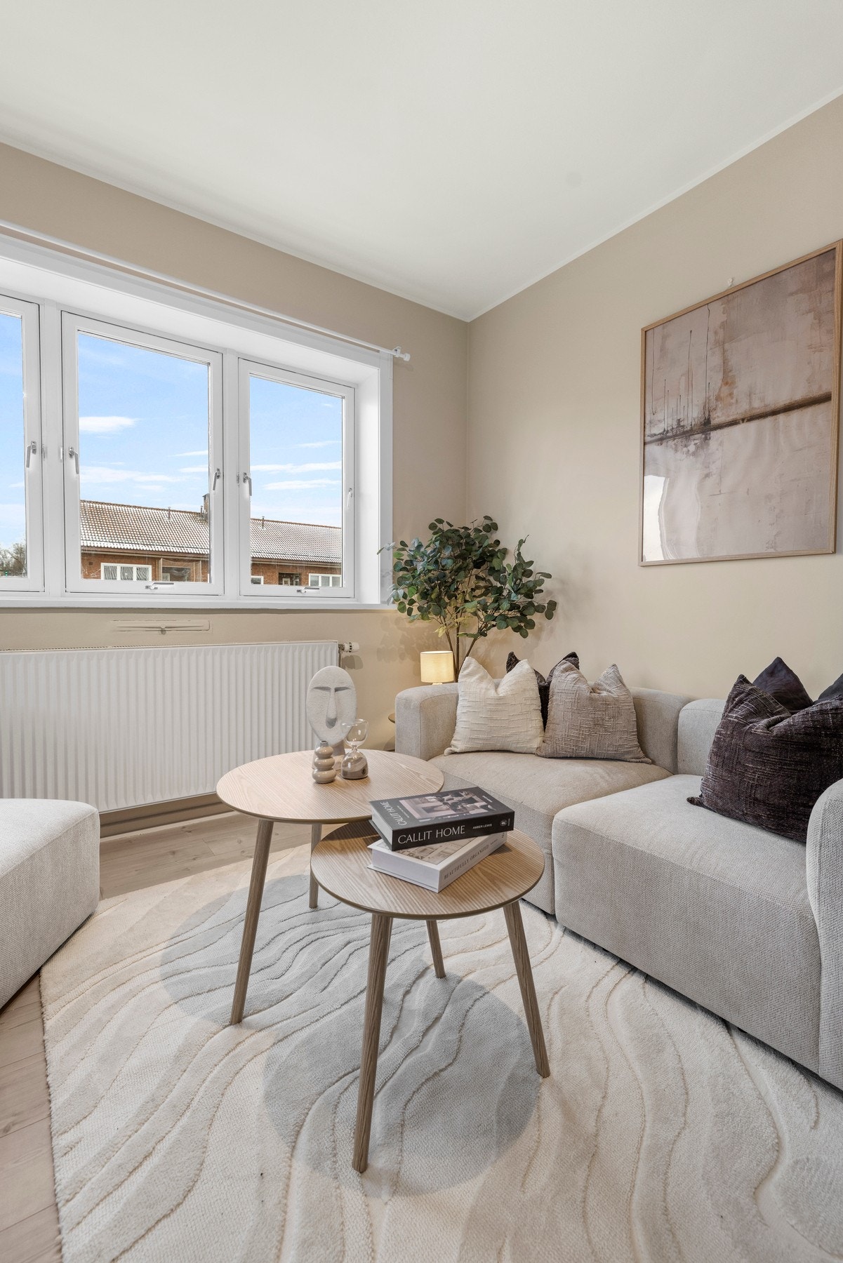 Felleskostnadene er kr 4 142,- per måned og inkluderer blant annet varmtvann, kabel-TV, bredbånd og faste driftskostnader. Galleribilde