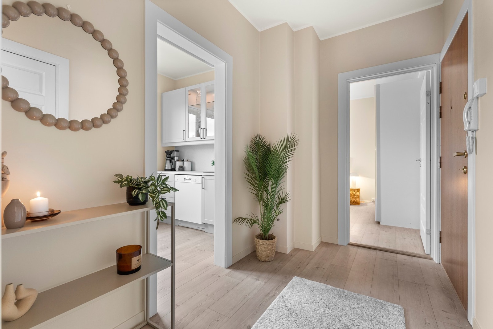 Lys og innbydende entré med direkte adkomst til kjøkkenet. Galleribilde