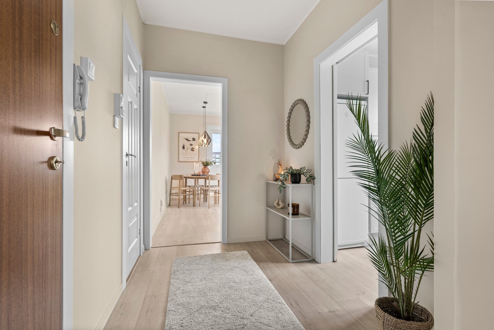 Entréen byr på gode oppbevaringsløsninger for sko og yttertøy, og gir et ryddig og hyggelig førsteinntrykk. Galleribilde