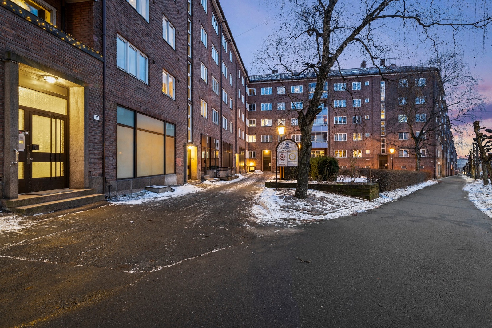 Leiligheten ligger i byggets 5. etasje i en boligblokk fra ca. 1942, sentralt på Sofienberg ved Carl Berner. Galleribilde