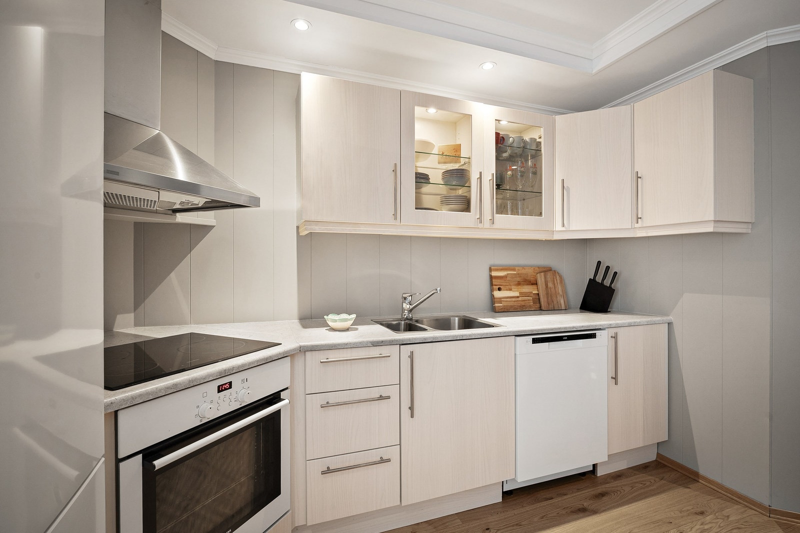 Innvendige overflater er bestående av: Parkett på gulv (2024) og fliser på gulv i entré (2024). Malte trefiberplater på vegger. Malt himling. Galleribilde