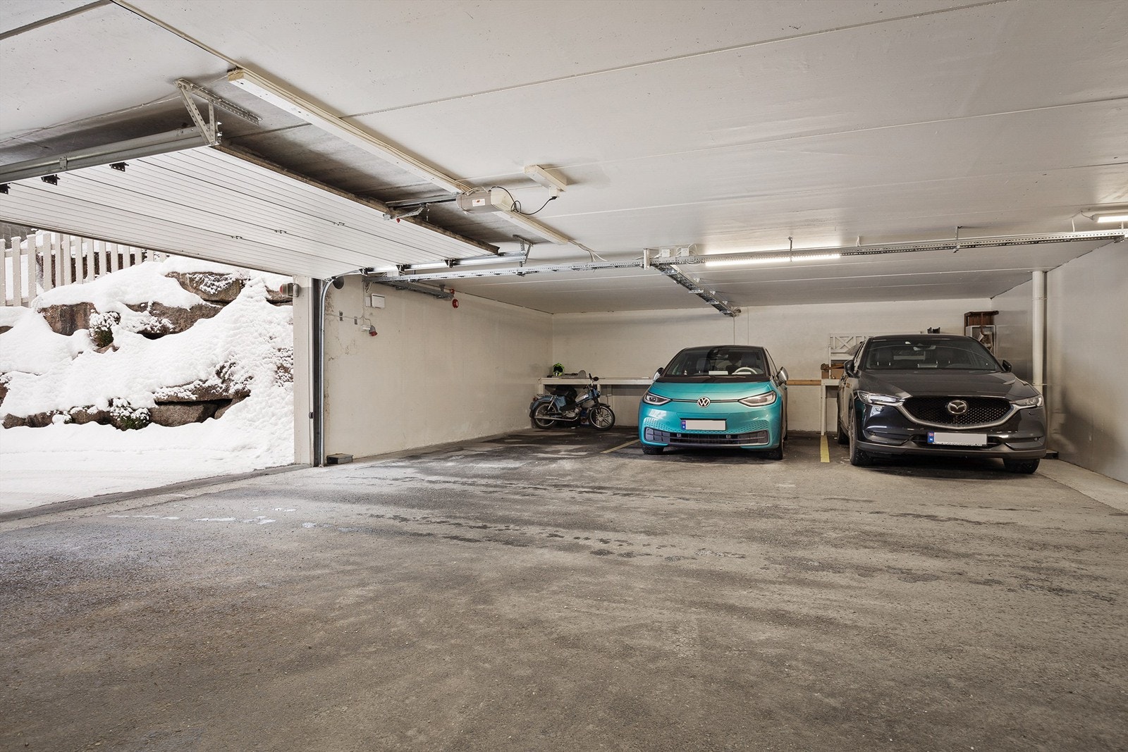 Medfølgende endeparkeringsplass i felles oppvarmet garasjeanlegg Galleribilde