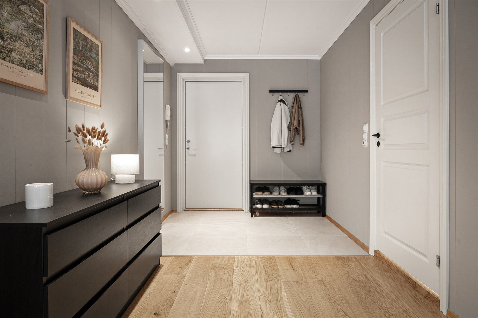 Dørcallinganlegg med åpnerfunksjon og downlights i takkasse i entré Galleribilde