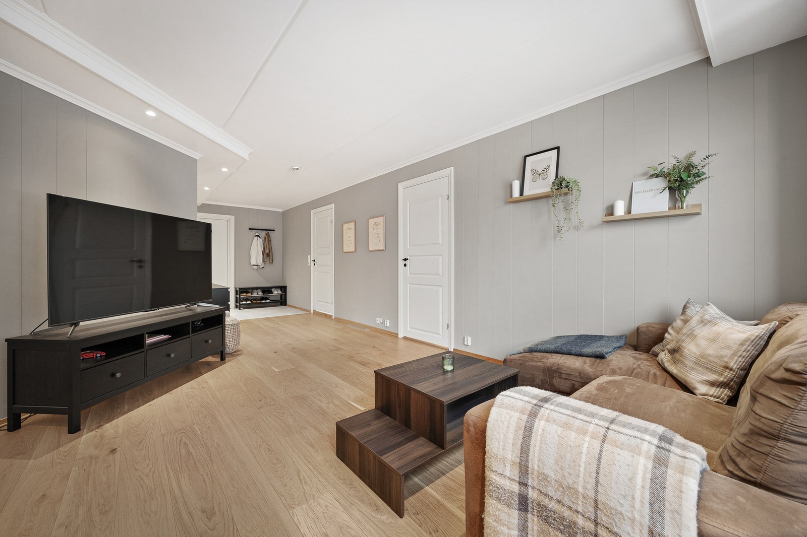 Åpen kjøkken- og stueløsning med sofaområde Galleribilde