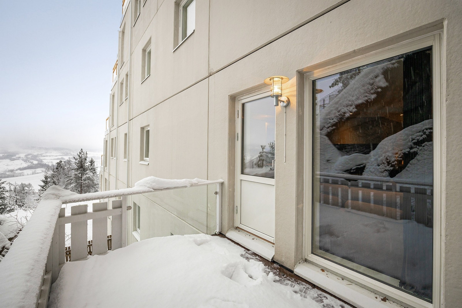 Balkongen har sol fra ca. kl. 08.00 til 12.00 (midtsommerstid) iflg. selger Galleribilde