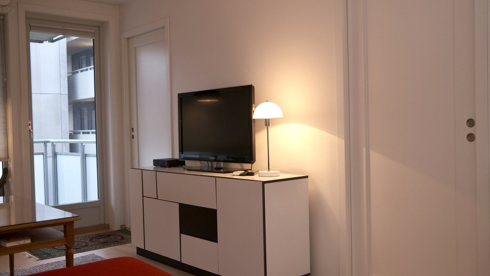 Fra stuen finner du soverommet med en arealeffektiv løsning med 2 dører. Galleribilde