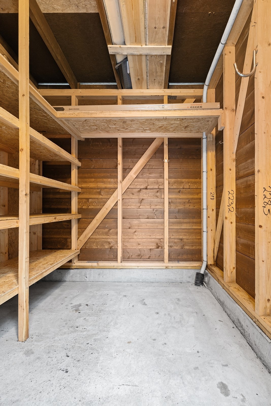 Romslig bod med gode lagringsmuligheter. Galleribilde