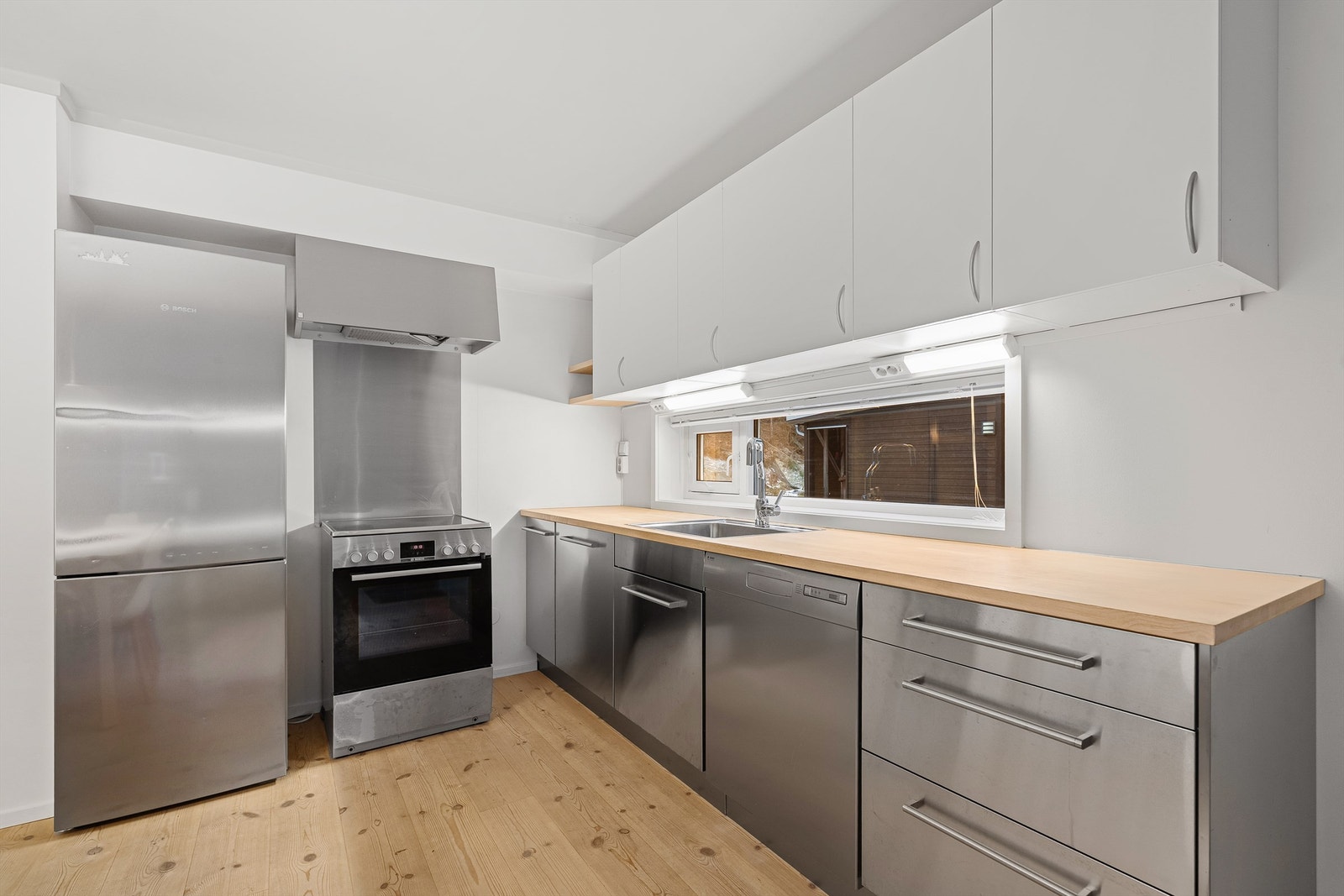 Moderne kjøkken med gode arbeidsflater og praktisk utforming. Galleribilde