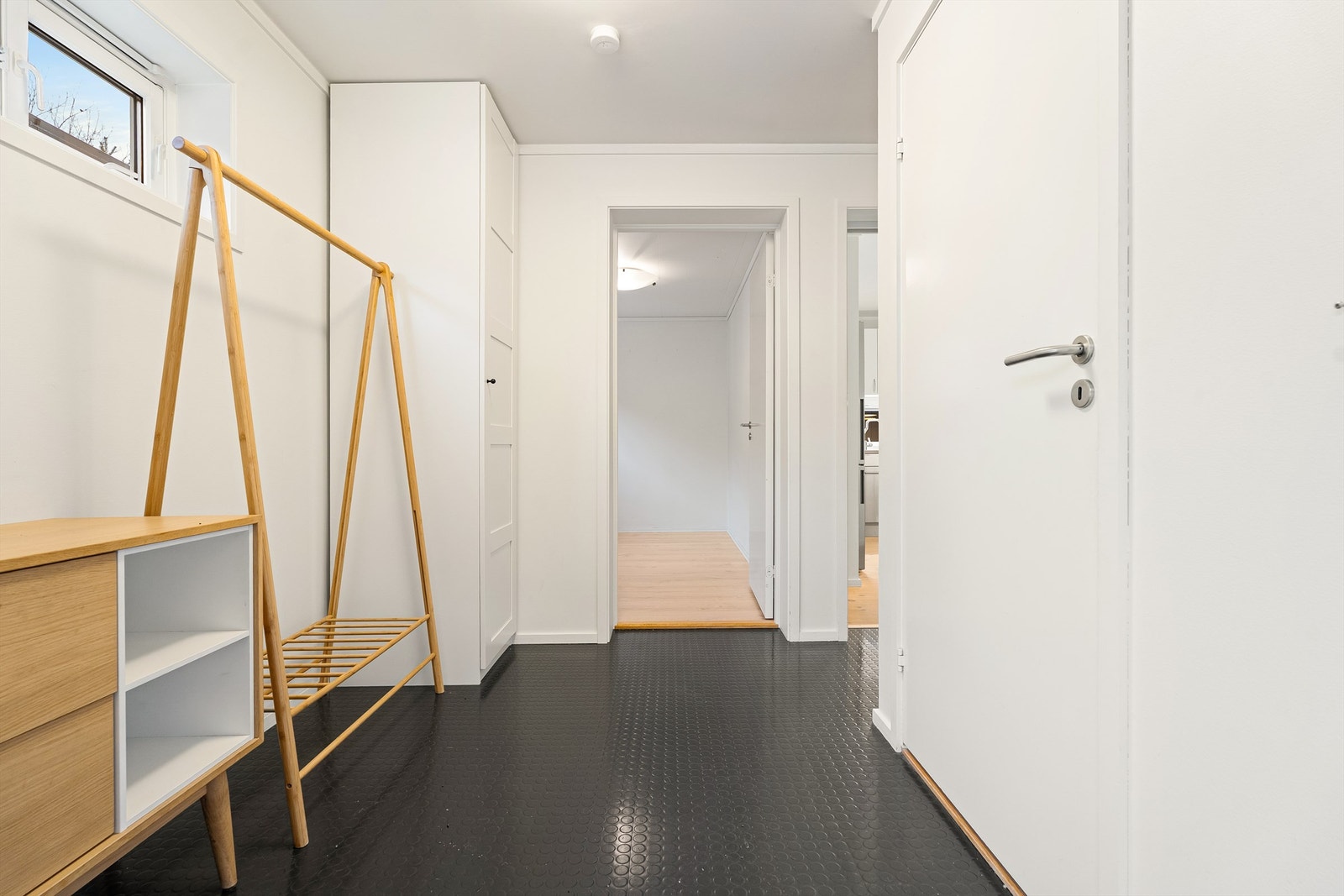 Lys entré med plass til oppbevaring og avhenging. Galleribilde