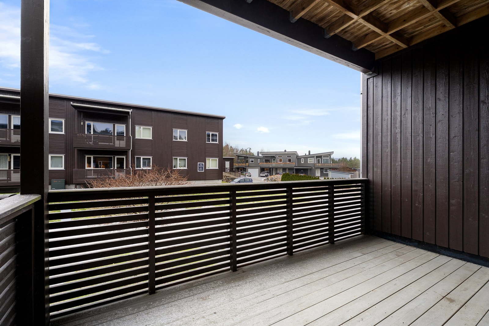 Skjermet balkong med god plass til utemøbler og hyggelig utsyn. Galleribilde