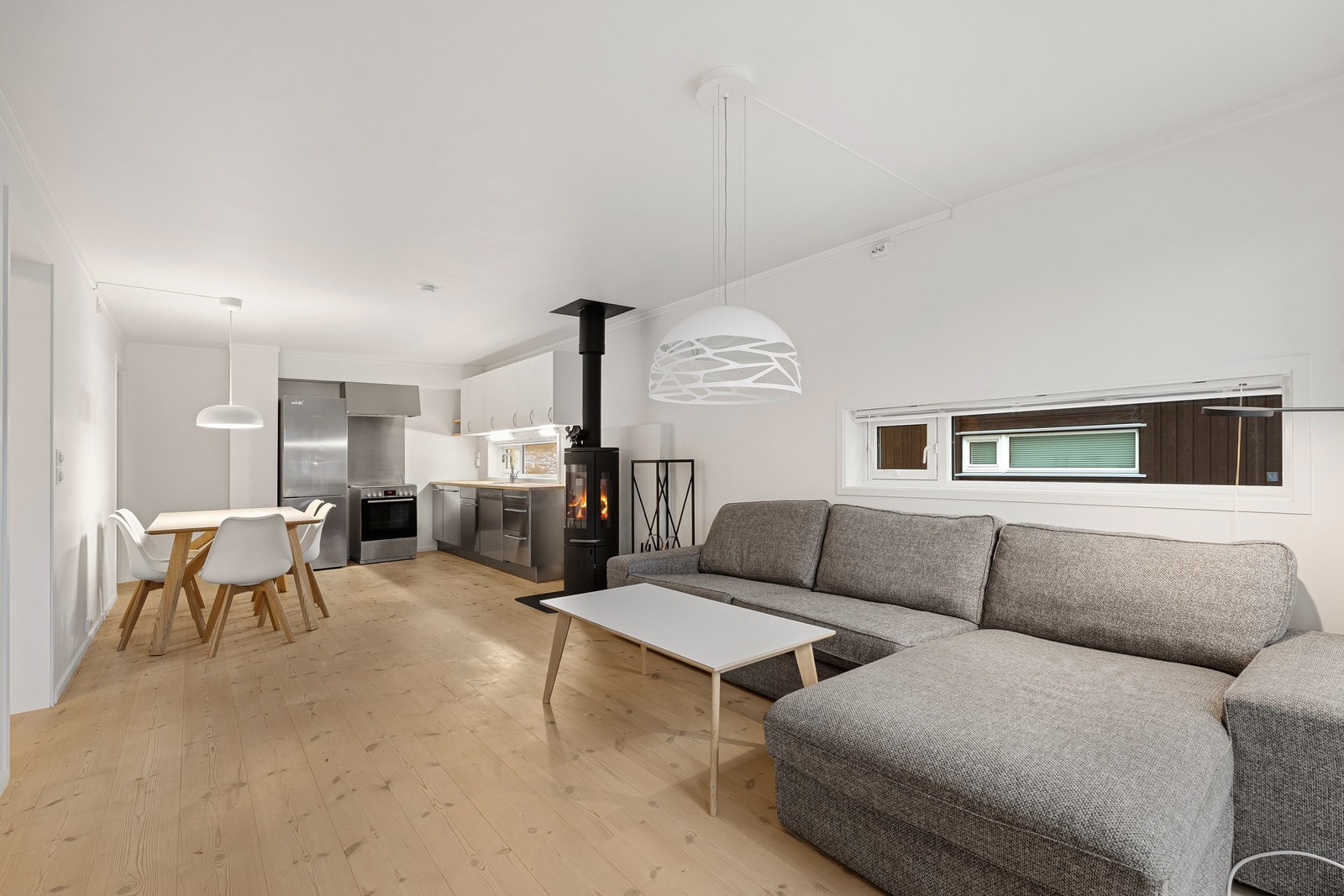 Oppholdsrom med god plass til sofagruppe og naturlig møblering. Galleribilde