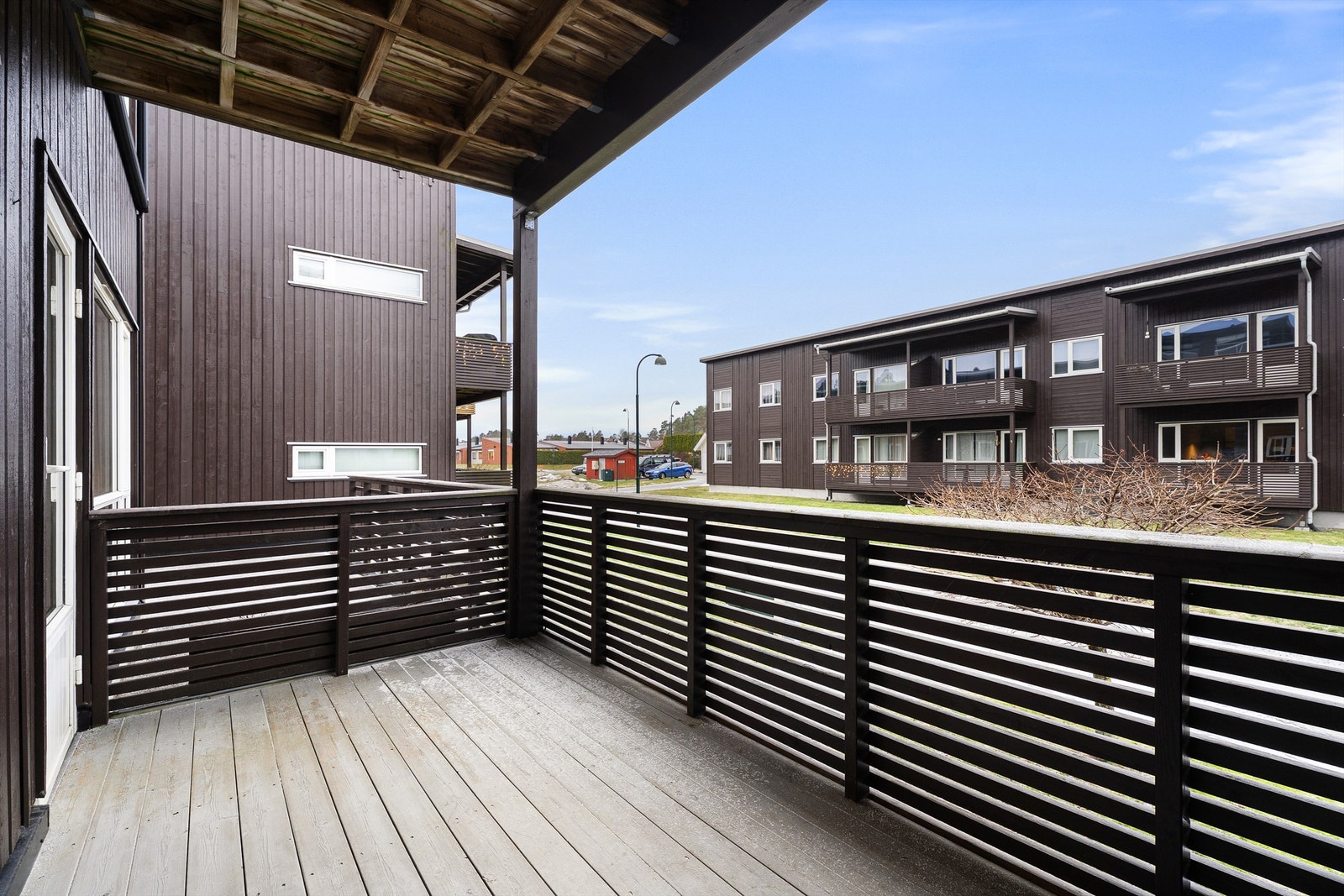 Balkong med overbygg og gode forhold for uteopphold. Galleribilde