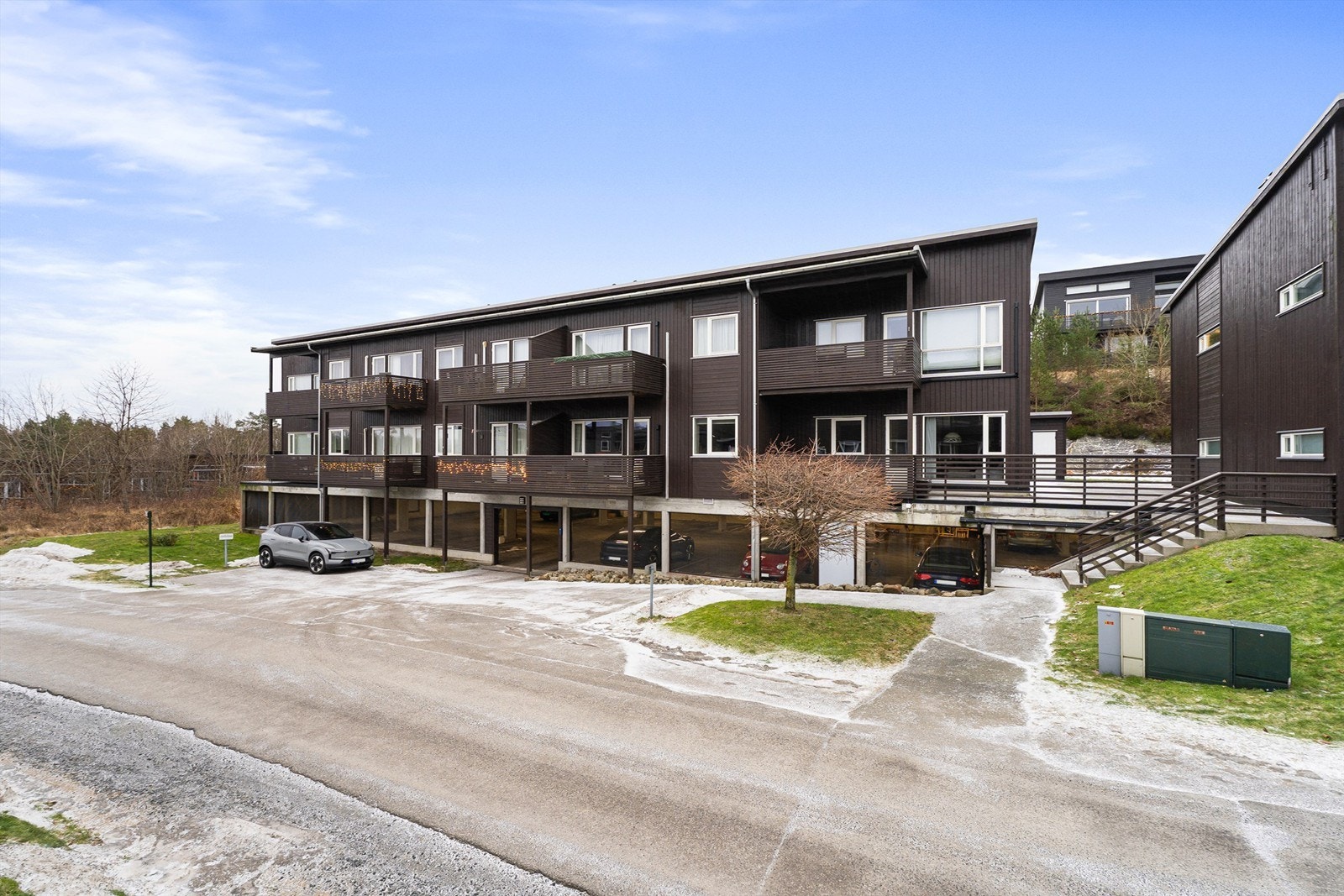 Boligen ligger i et moderne og velholdt boligområde. Galleribilde