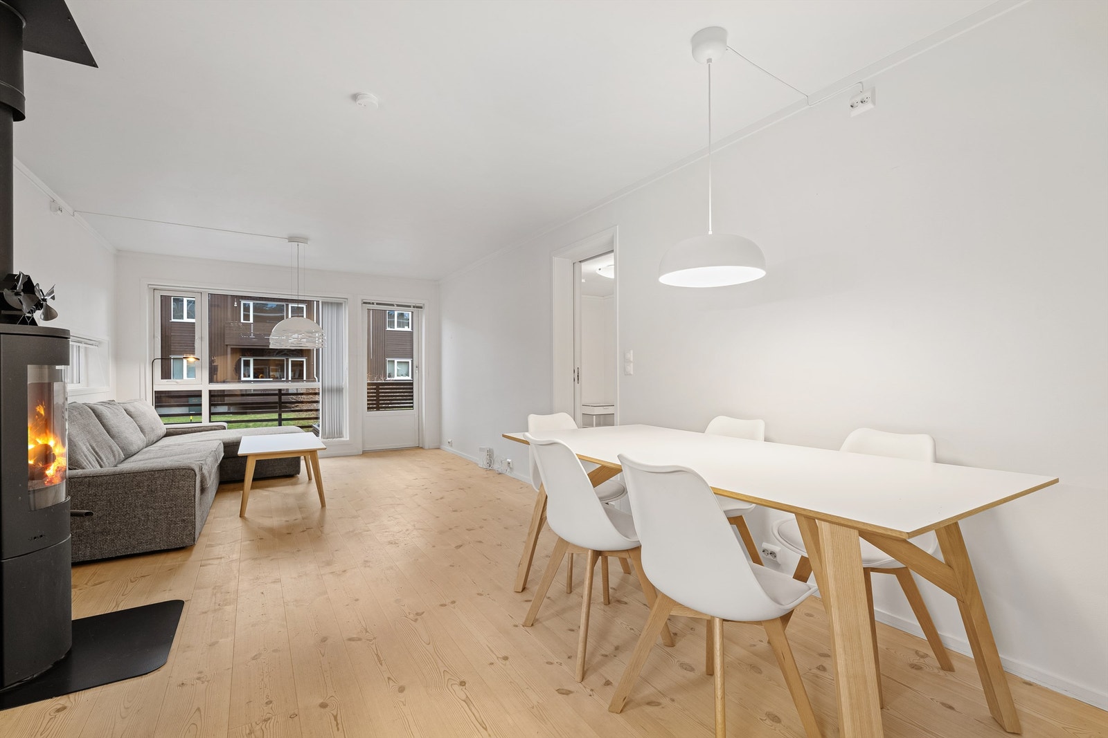 Åpen og sosial planløsning med fin flyt mellom stue og kjøkken. Galleribilde