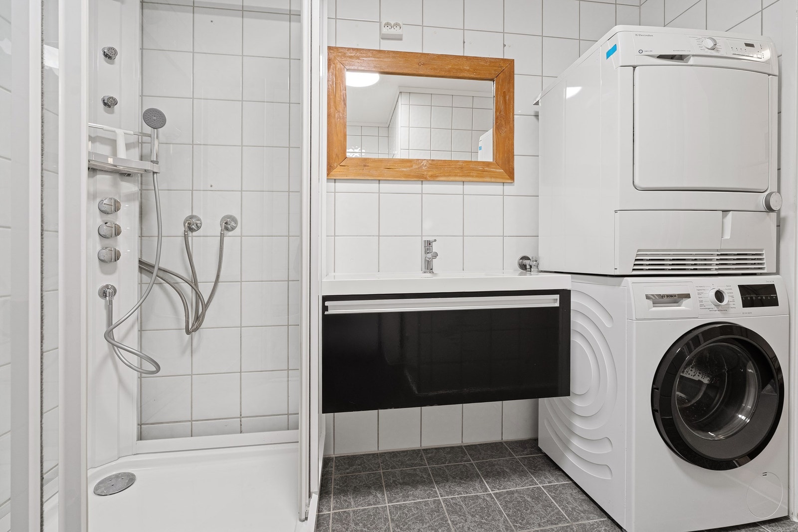 Bad med opplegg for vaskemaskin og tørketrommel. Galleribilde