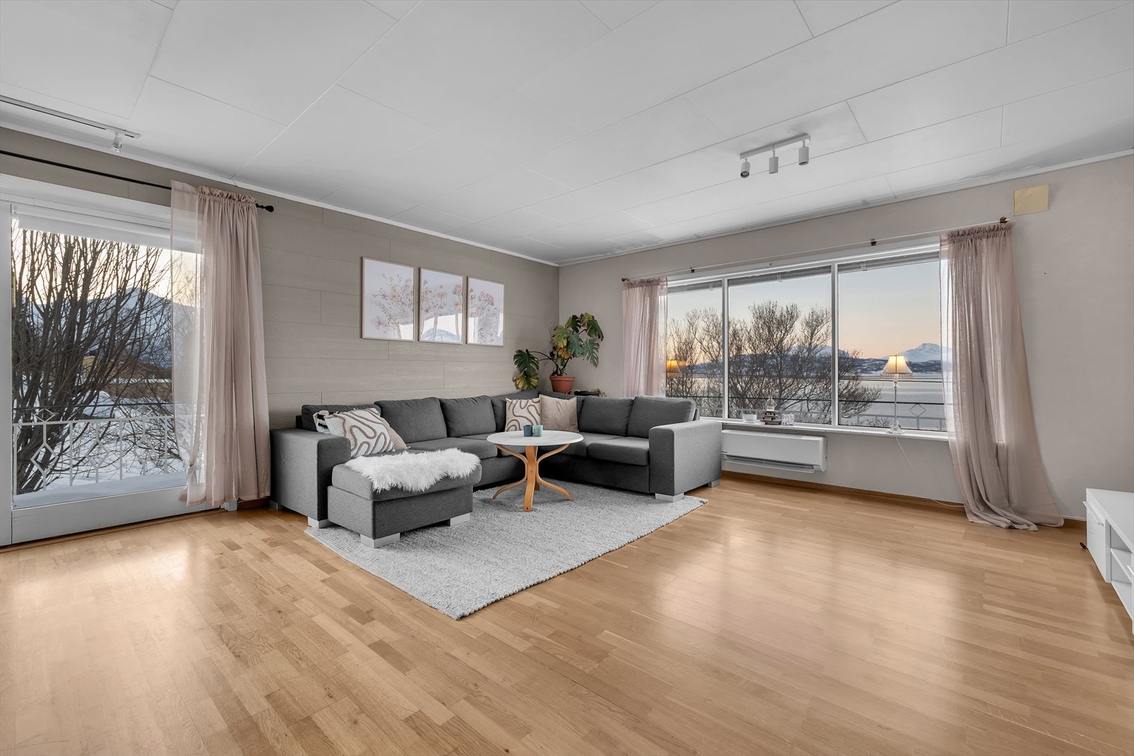 Stor vinduer med mye lysinnslipp Galleribilde