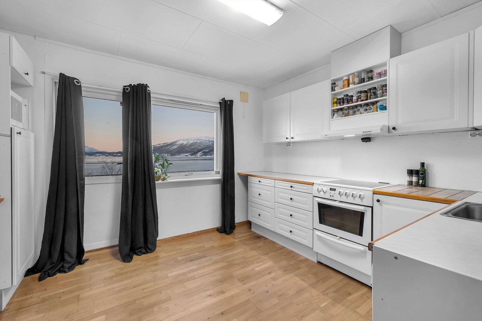 Utgang til veranda også herfra Galleribilde