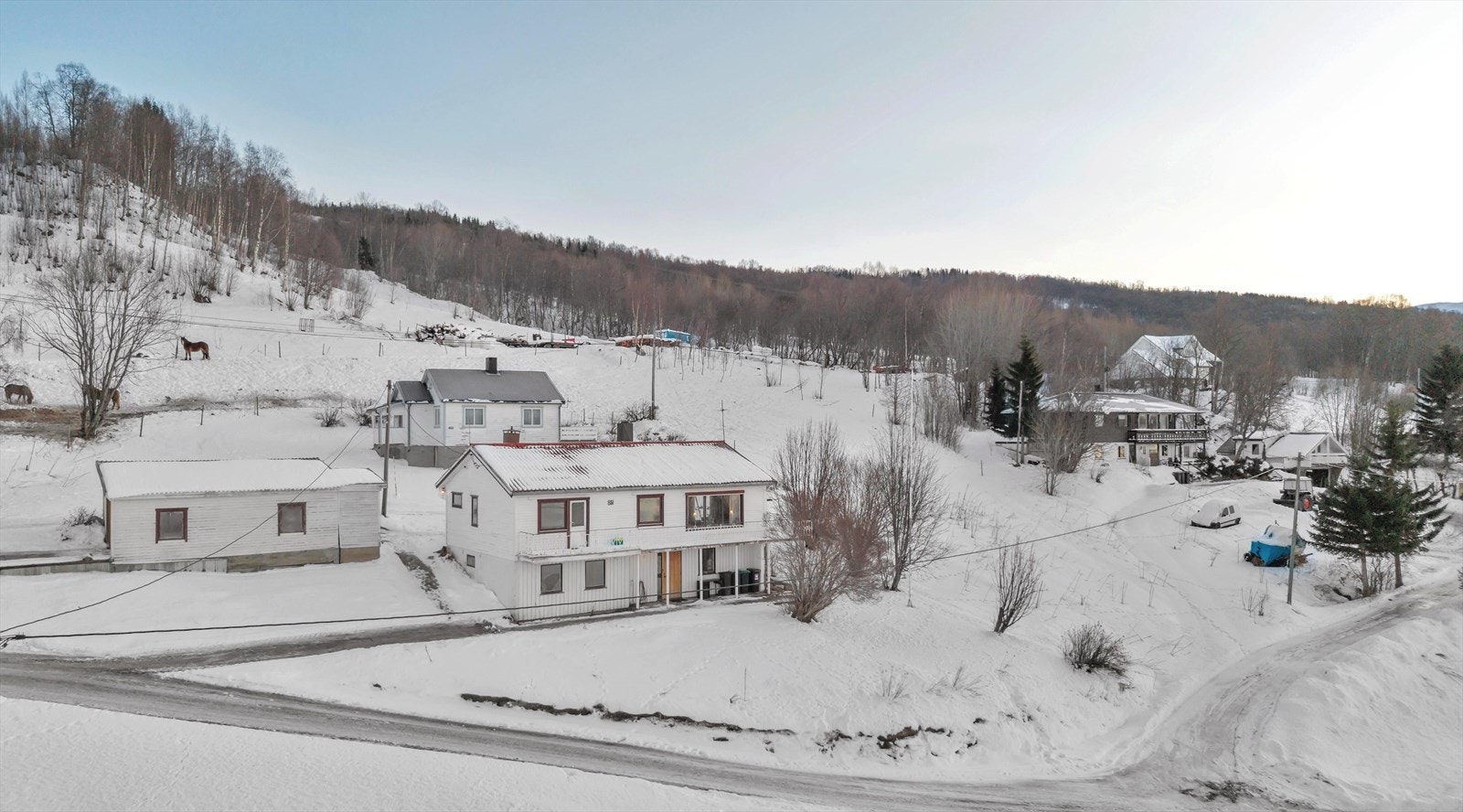 Garasje til venstre for bolig tilhører eiendommen Galleribilde