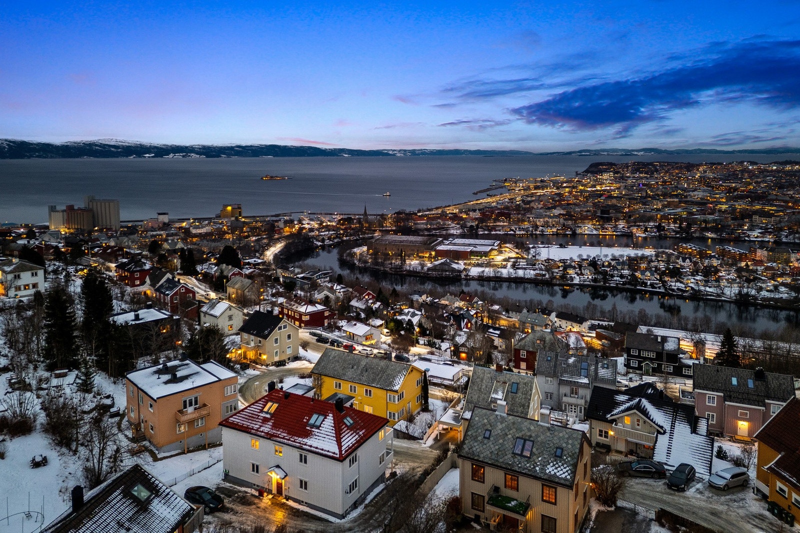 Ypperlig beliggenhet i ei rolig gate ca. 20 min gange fra Midtbyen, og 10 min gange fra Bymarka. Galleribilde