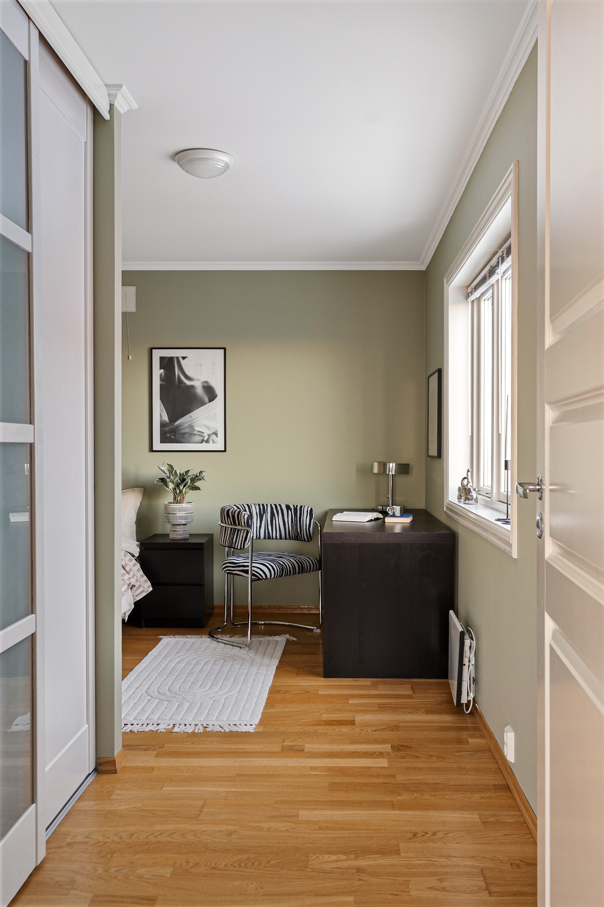 Hovedsoverommet har en praktisk utforming med god plass til 2x100 skap, seng og kontorpult. Galleribilde