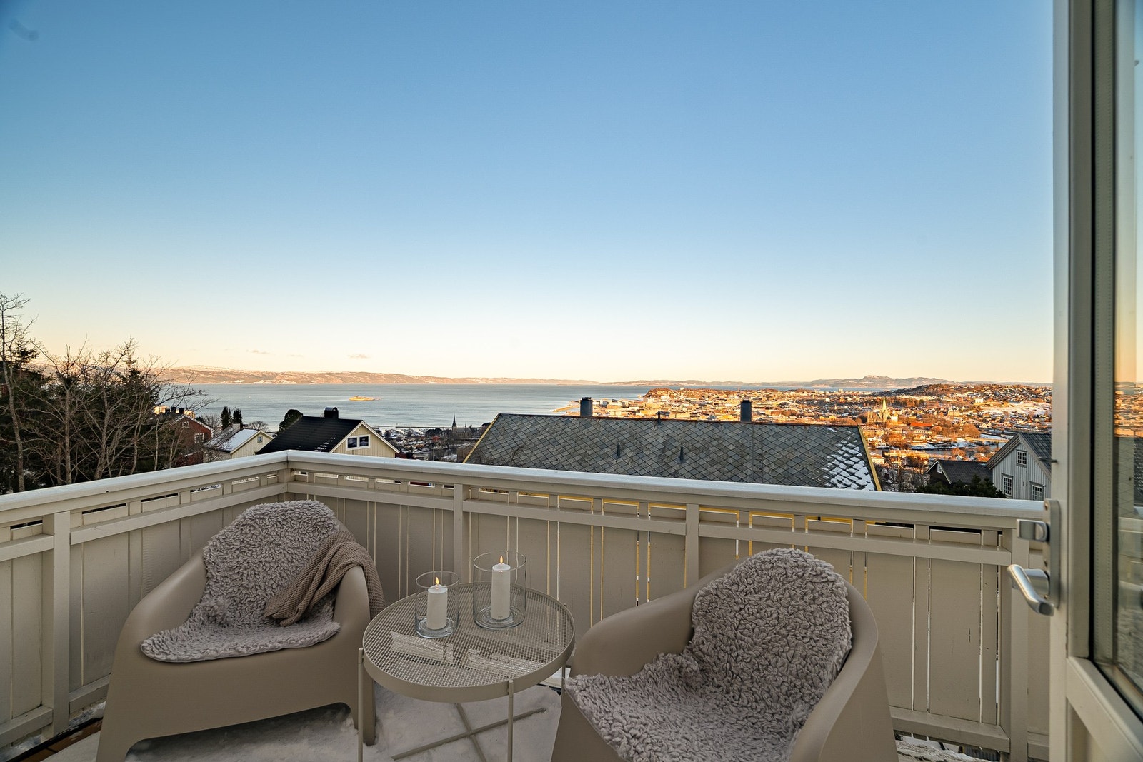 Eiendommen har en fenomenal utsikt mot både byen og fjorden, og ligger i ei rolig gate med begrenset trafikk. Galleribilde