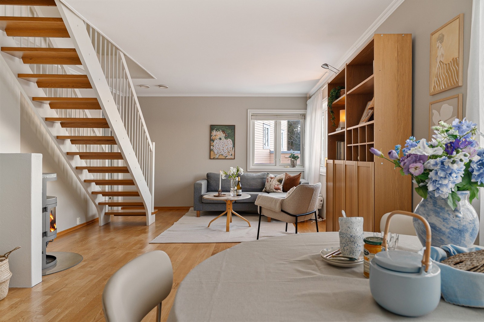 Parkettbelagte gulv og lyse overflater. Galleribilde