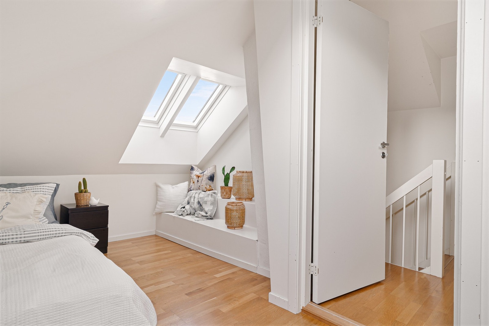 Rommet er for lite til å klassifiseres som et soverom, men har vindu og gulvareal nok til både seng og kontorpult. Galleribilde