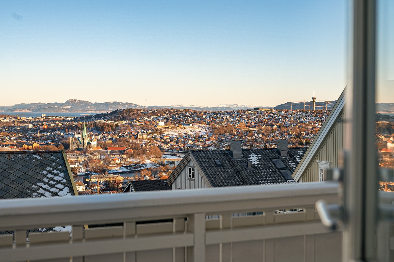 Flott og innholdsrik selveierleilighet med utsøkt beliggenhet på Sverresli like ved Utsikten og Sverresborg. Galleribilde