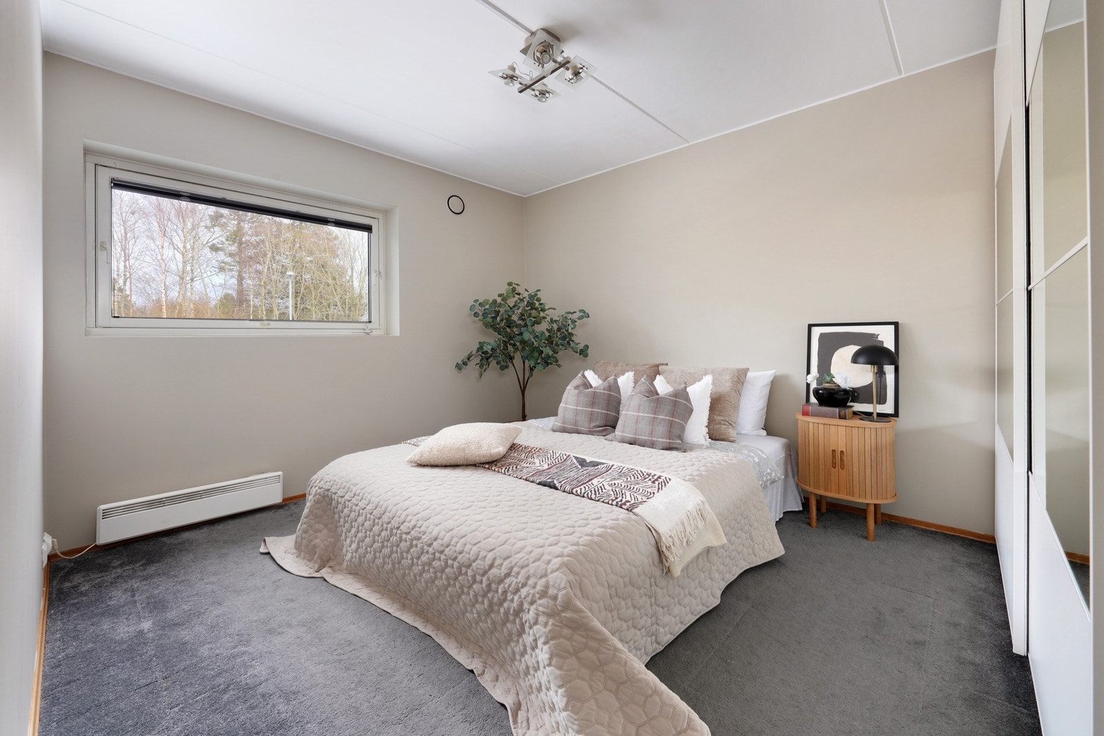 Romslig soverom. Galleribilde