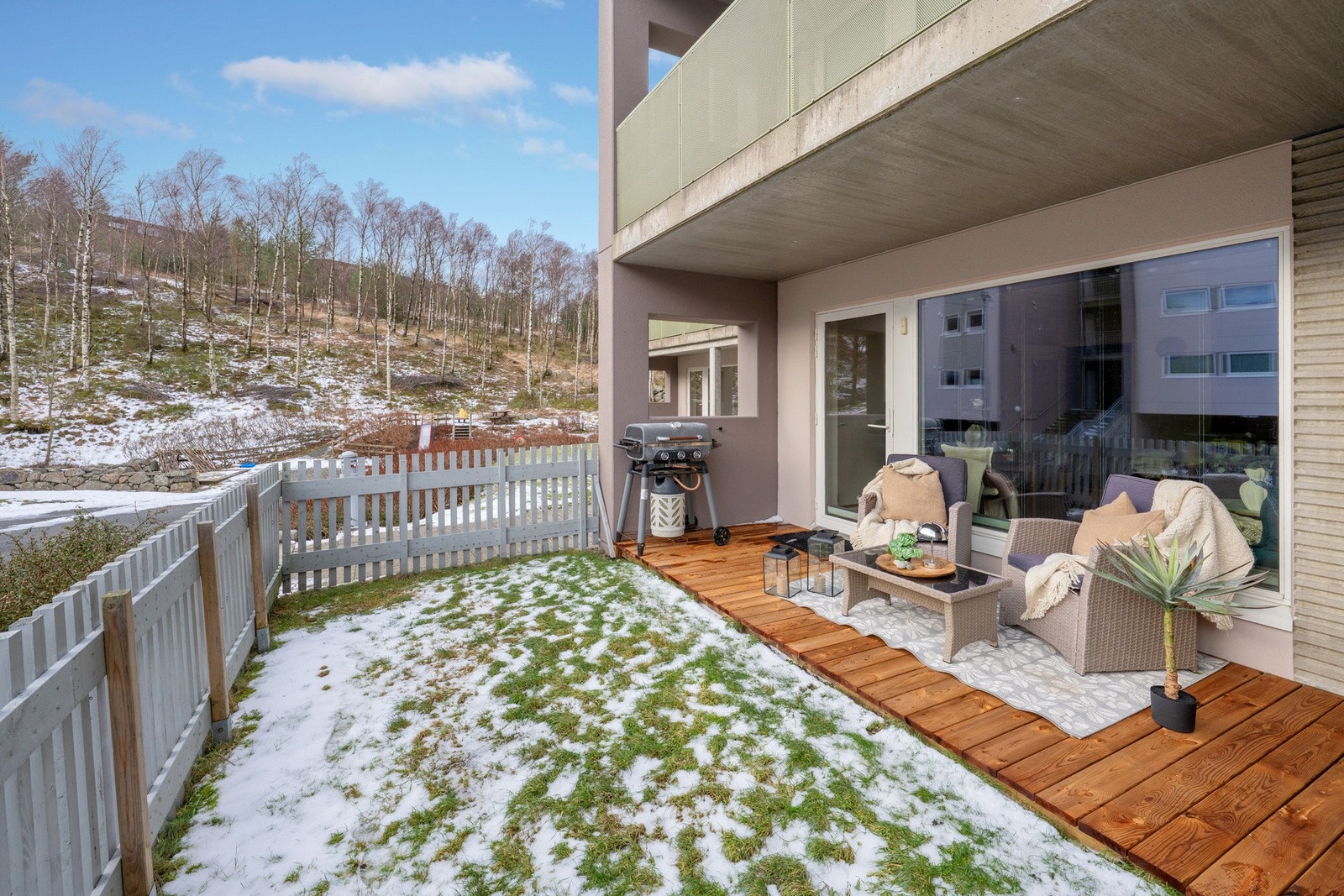 Solrik sørvendt balkong ut fra stuen. Galleribilde