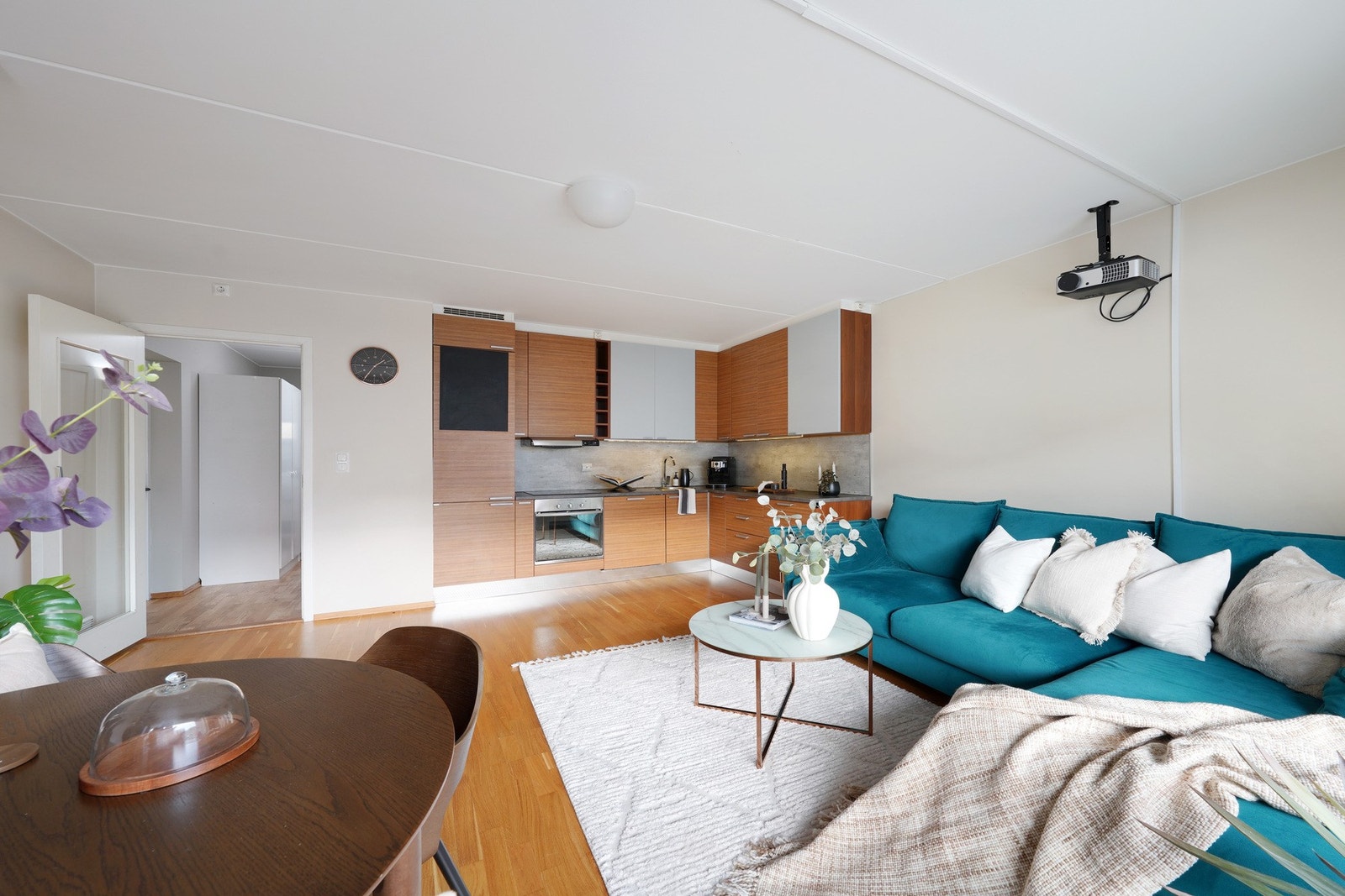 Stue/kjøkken i åpen løsning. Plass til spisebord. Galleribilde