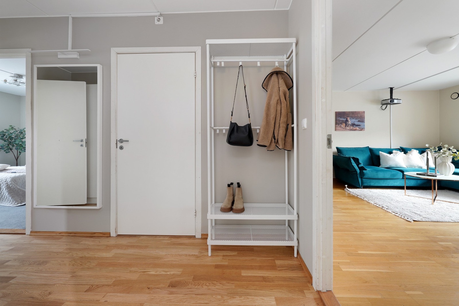 Velkommen inn, praktisk løsning til å henge fra seg yttertøy. Galleribilde