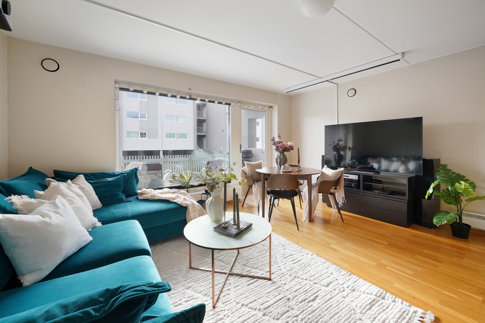 Stue/kjøkken med store vinduer og god takhøyde som gir god romfølelse. Galleribilde