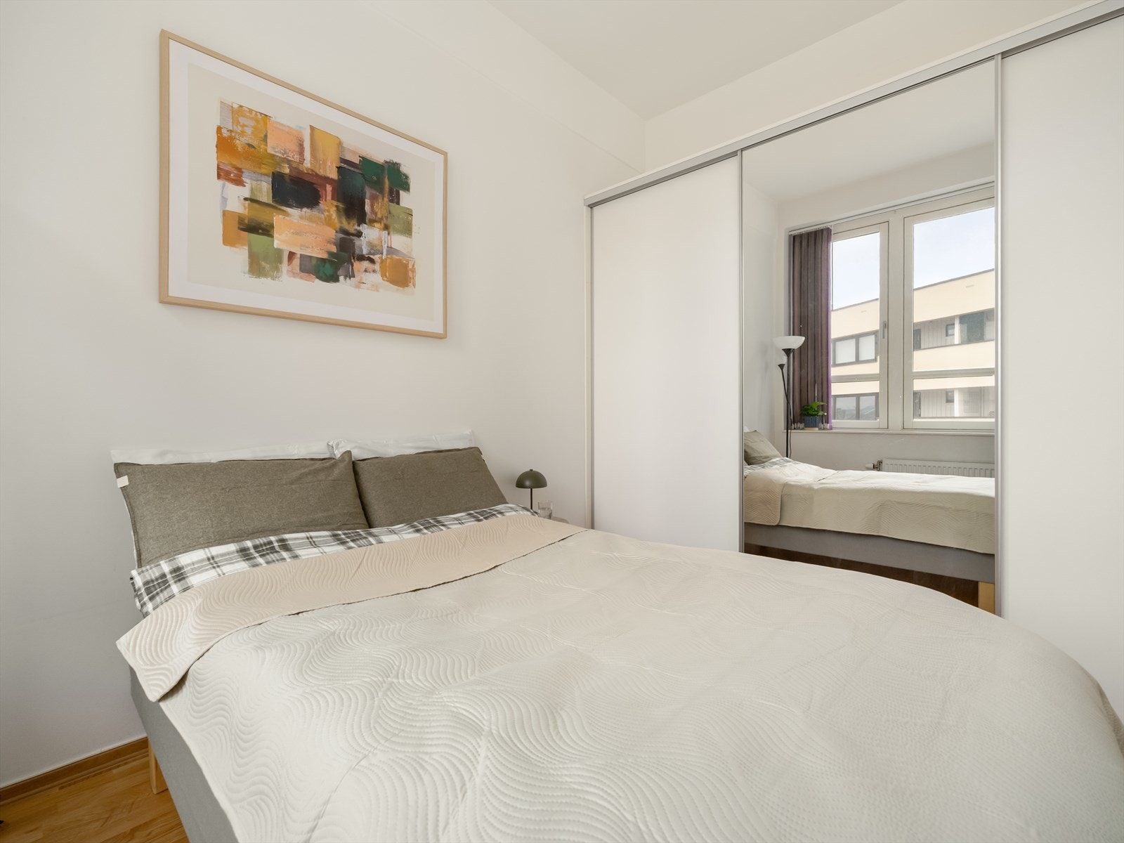 Det er en stor skyvedørs garderobe med speil. Galleribilde