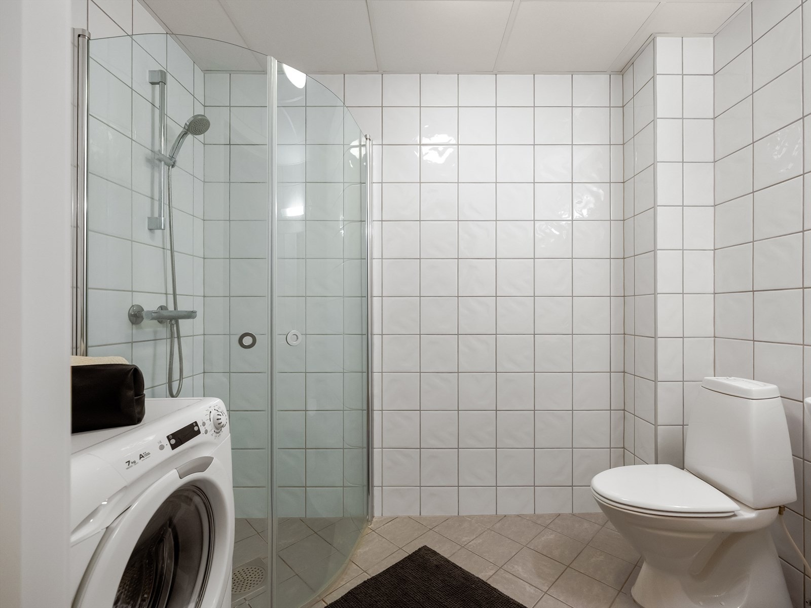 Leiligheten har et stort flislagt bad som er fra ombyggingsår 2011/2012. Galleribilde