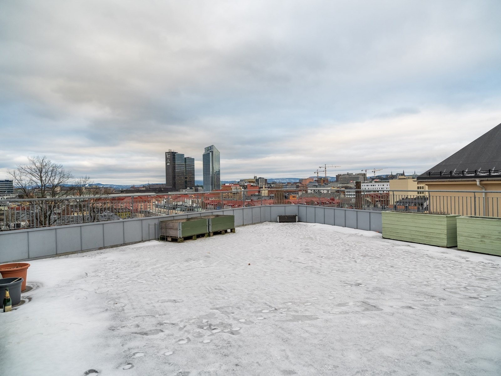 I samme etasje har leiligheten tilgang til en fantastisk felles takterrasse. Galleribilde