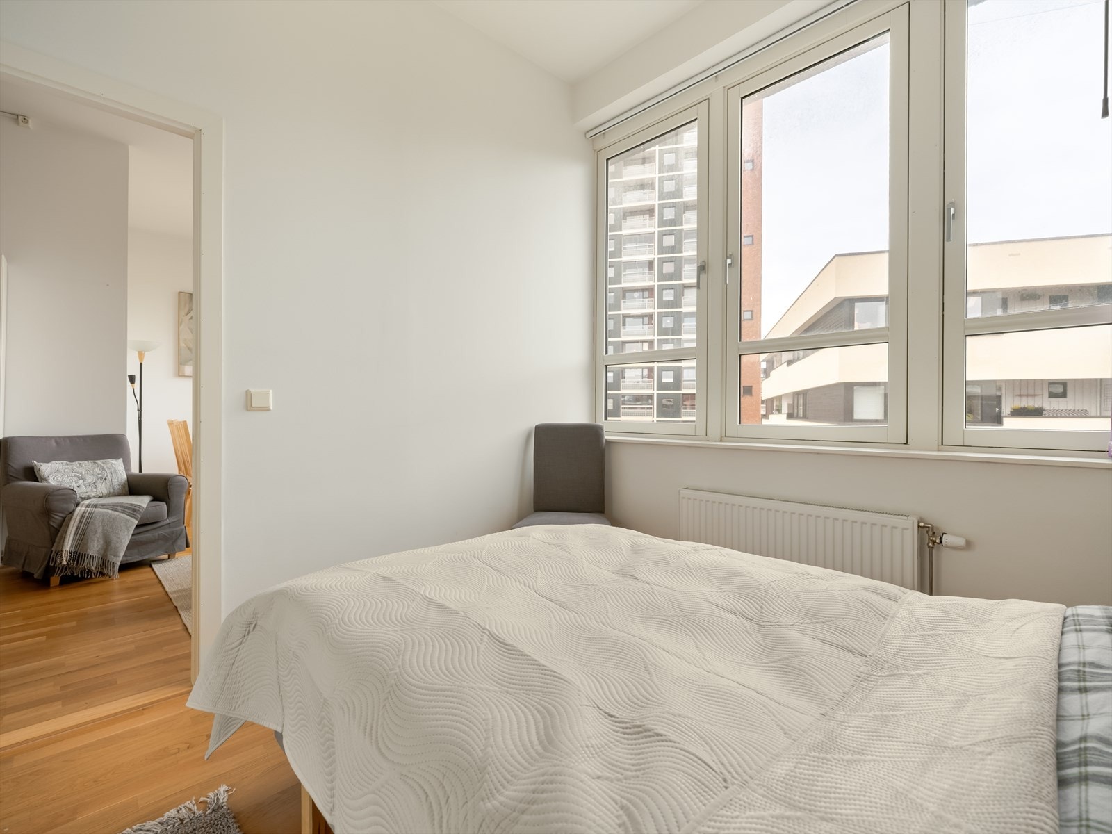 De store vinduene og den gode takhøyde skaper en god atmosfære på soverommet. Galleribilde