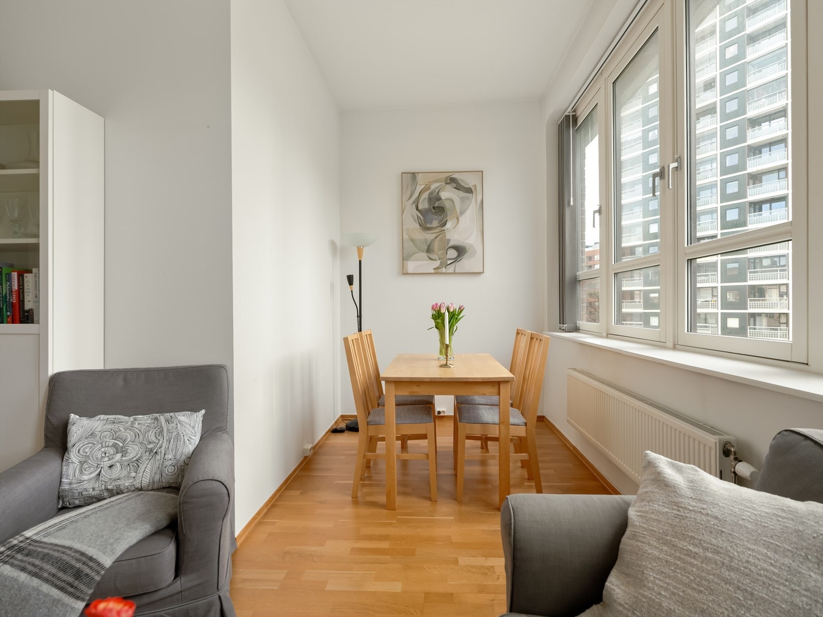 I stuen er det god plass til et stort spisebord. Her får du plass til mange gjester! Galleribilde