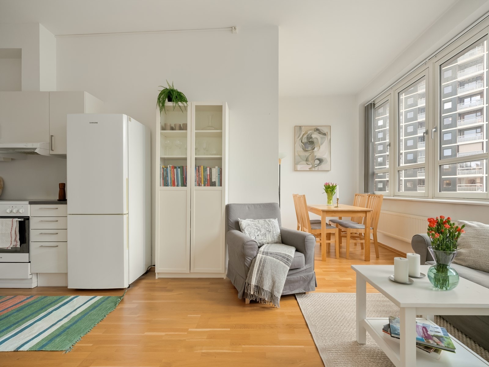 Stuen og kjøkkenet er i en åpen løsning, men det er fortsatt enkelt og dele opp i ulike sosiale soner. Galleribilde