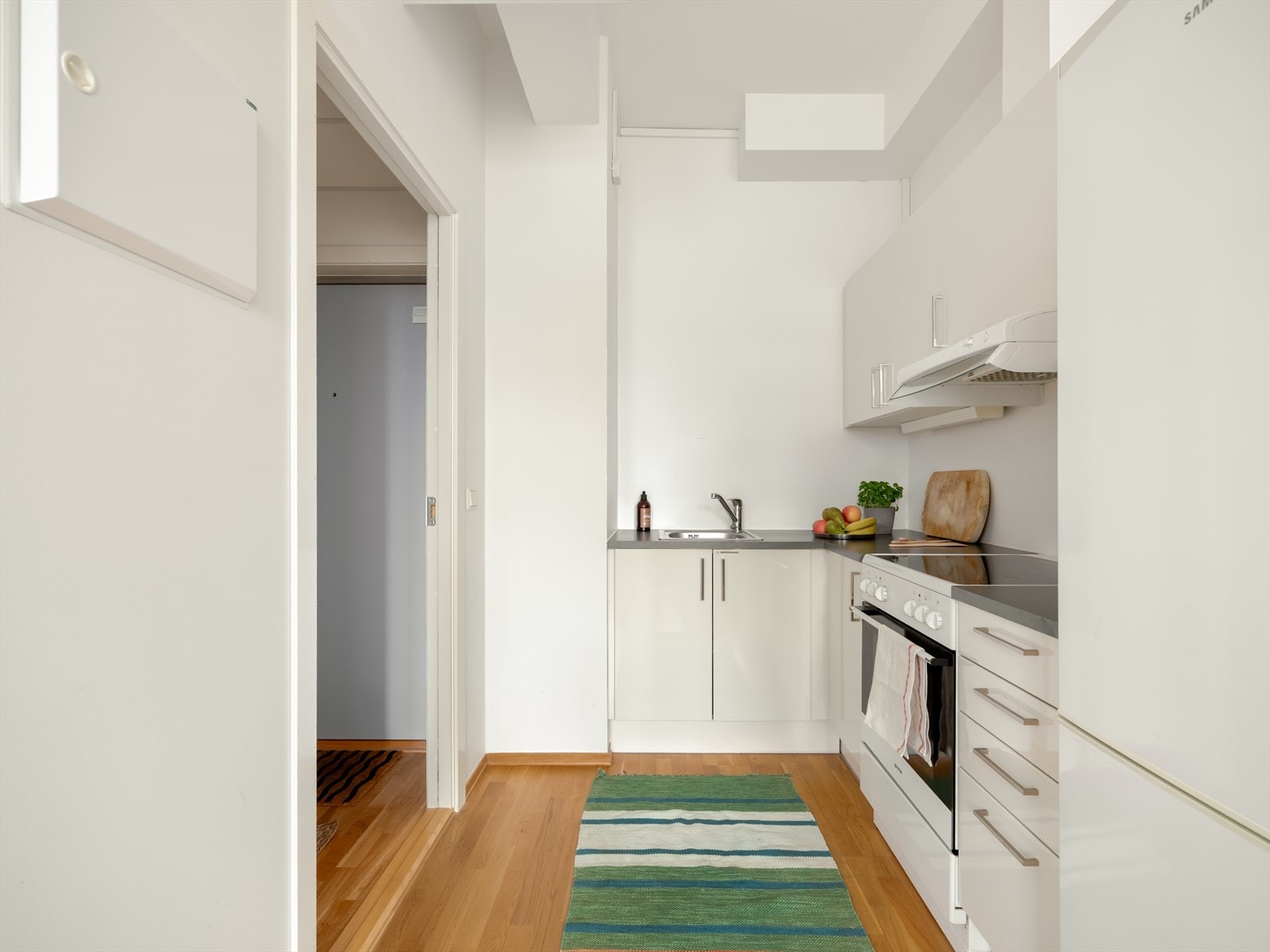 Kjøkkeninnredningen består av lyse, glatte fronter og laminat benkeplate. Galleribilde