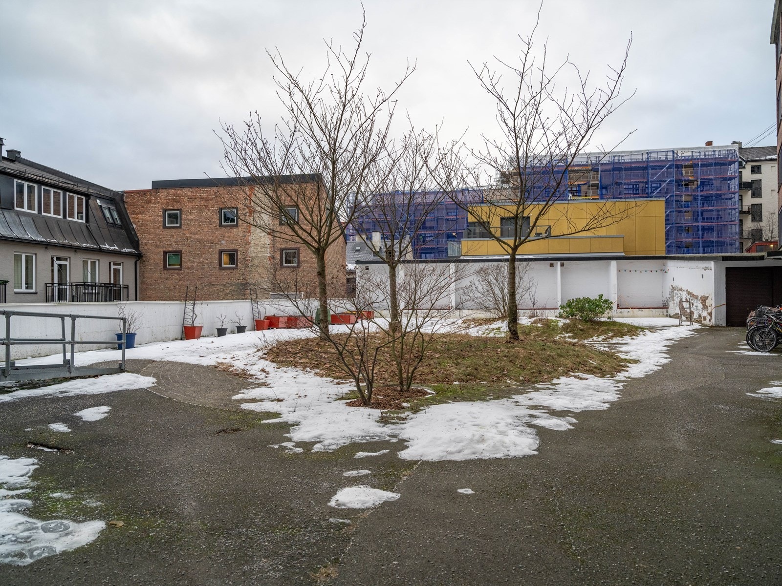 Felles bakgård med sykkelparkering. Galleribilde